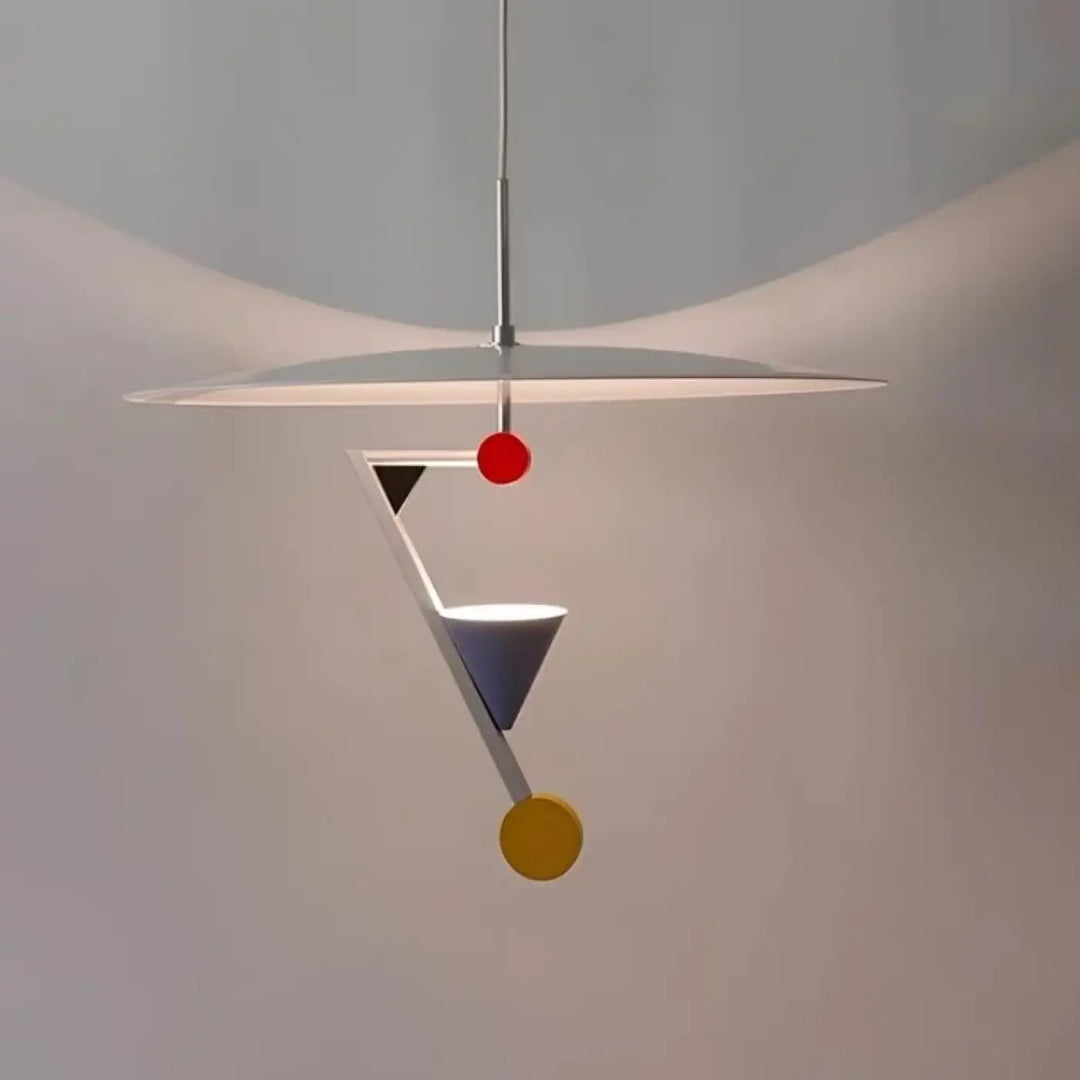 Suspension luminaire liora avec forme colorée circulaire et triangulaire en métal argenté design géométrique moderne