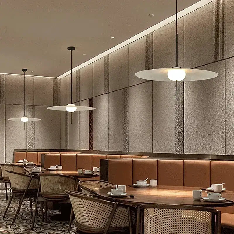 Suspension design minimaliste disque blanc et tige noire moderne