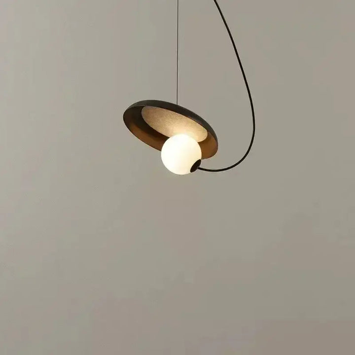 Suspension design moderne avec abat-jour rond et boule lumineuse

