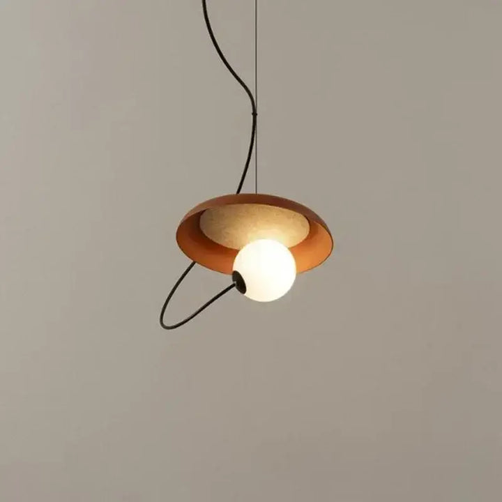Suspension design moderne avec abat-jour rond et boule lumineuse

