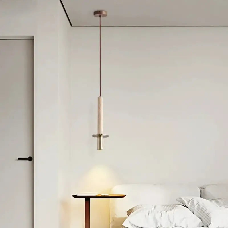Suspension design moderne avec tige en métal et abat-jour cylindrique

