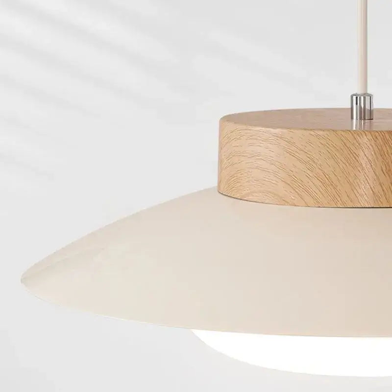 Suspension design moderne en bois et verre opalin pour éclairage doux

