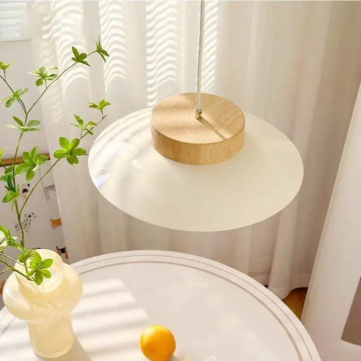 Suspension design moderne en bois et verre opalin pour éclairage doux

