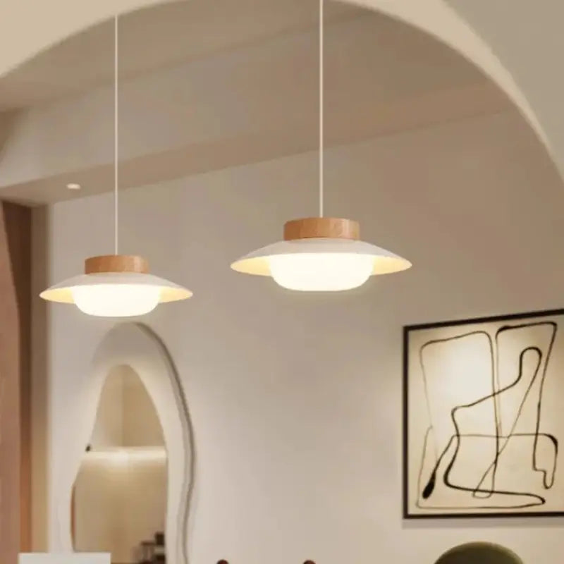 Suspension design moderne en bois et verre opalin pour éclairage doux

