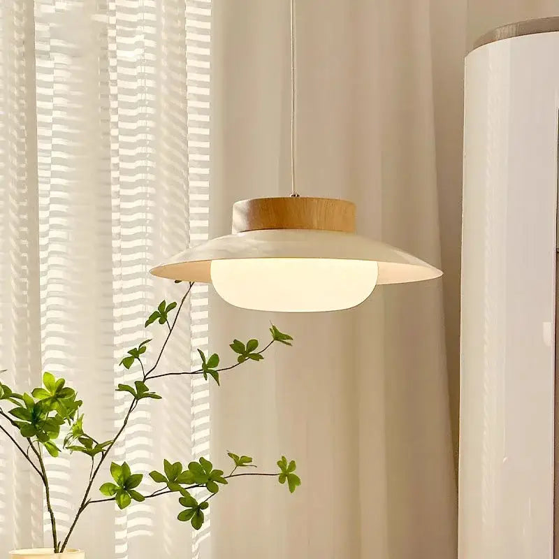 Suspension design moderne en bois et verre opalin pour éclairage doux

