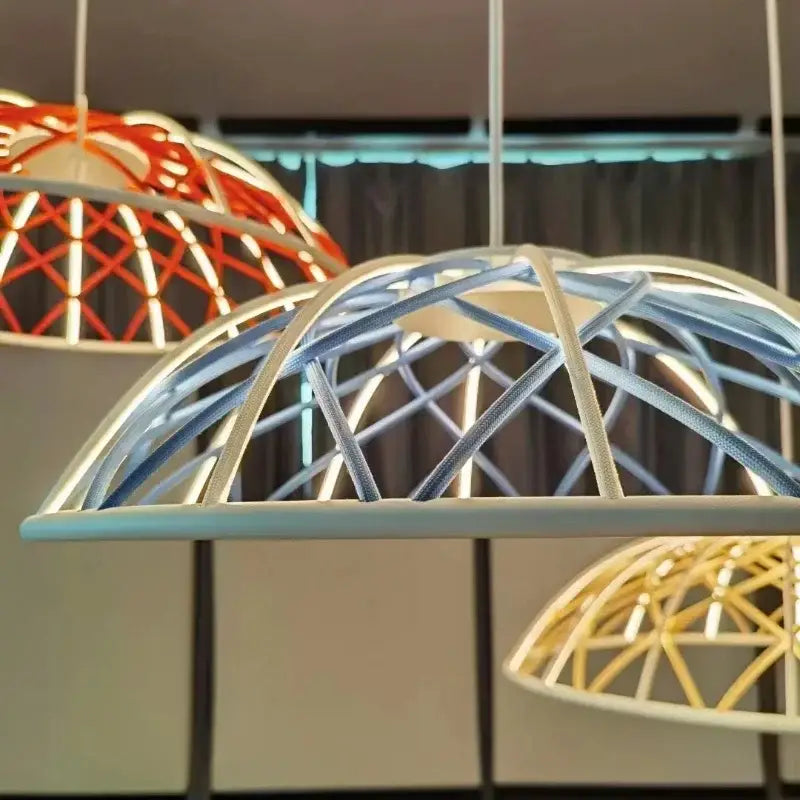 Suspension design moderne dôme tressé multicolore élégante
