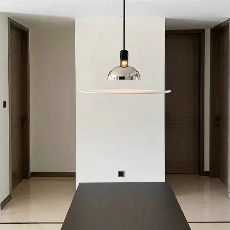 Suspension design moderne en métal chromé avec diffuseur blanc


