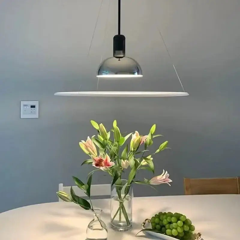 Suspension design moderne en métal chromé avec diffuseur blanc

