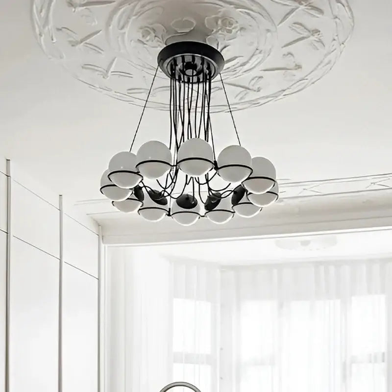 Suspension moderne en métal et globes en verre élégante