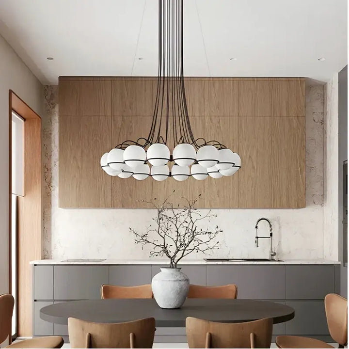 Suspension moderne en métal et globes en verre élégante