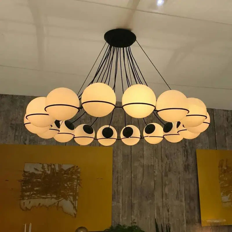 Suspension moderne en métal et globes en verre élégante