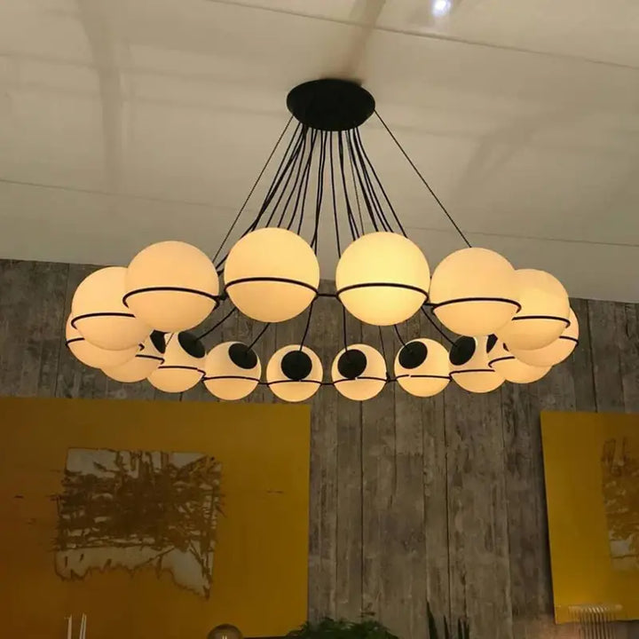 Suspension moderne en métal et globes en verre élégante