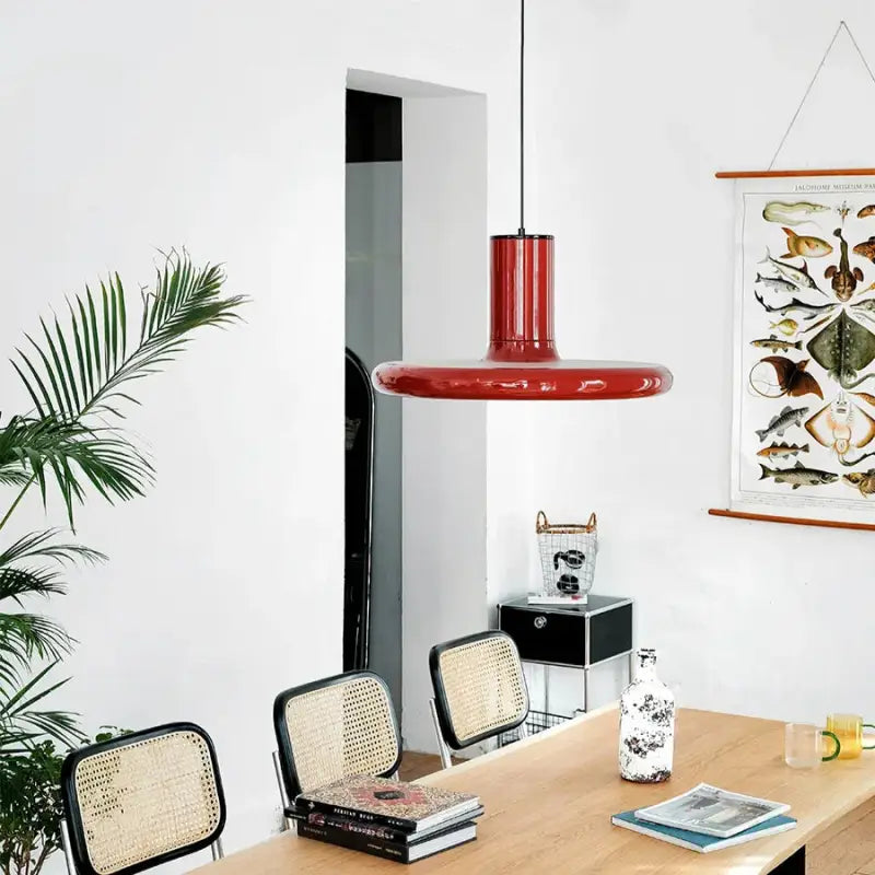 Suspension design moderne en céramique rouge brillante élégante

