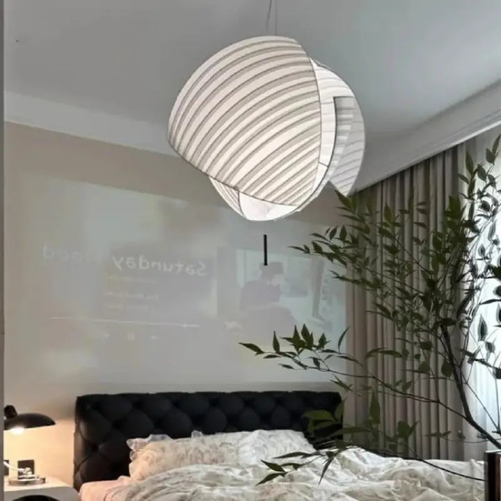 Suspension Design Moderne Sphère Blanche En Tissu Plissé