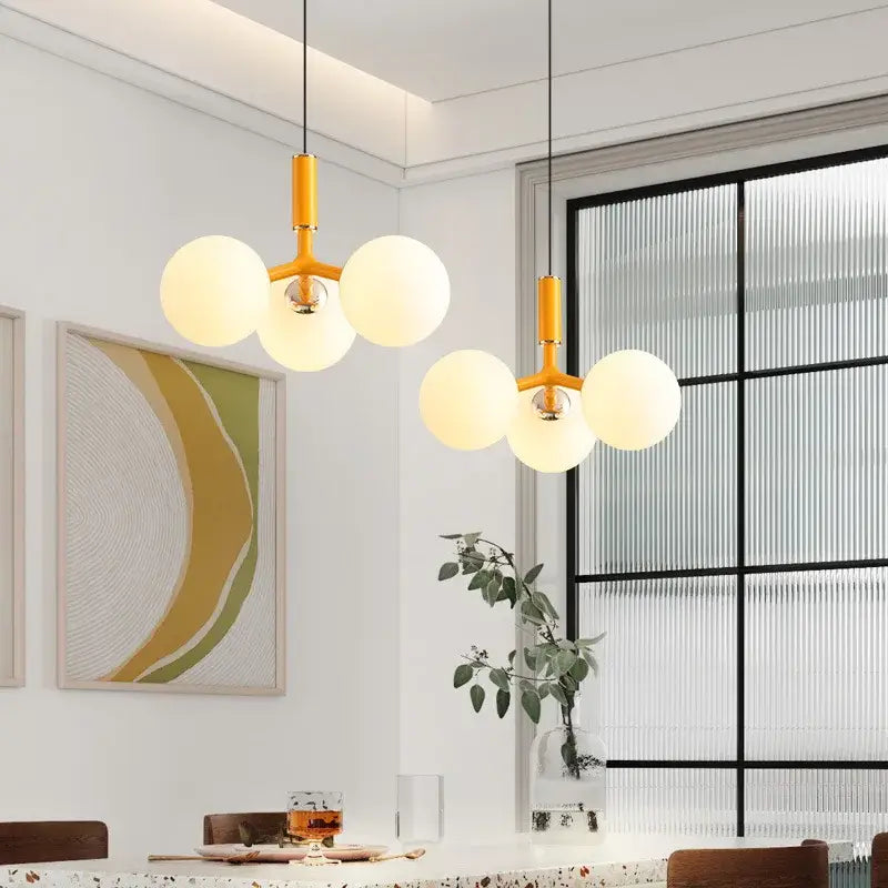 Suspension design moderne avec trois globes en verre opalin