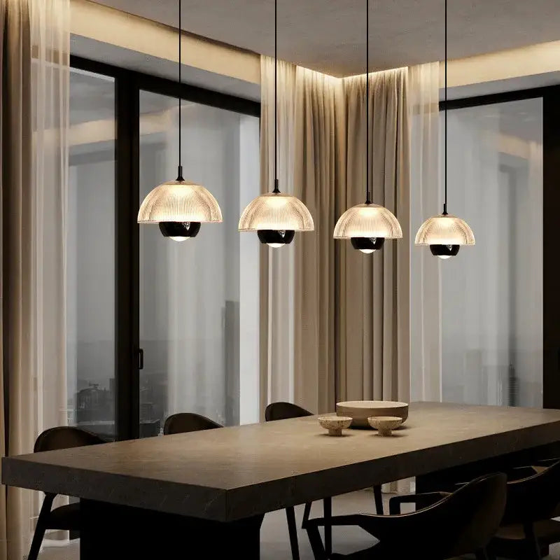 Suspension design moderne en verre nervuré et métal ambiance chic

