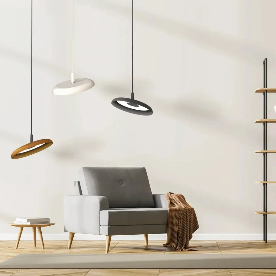 Suspension luminaire nivél avec suspension design en câble textile et finitions blanc noir et bois minimalistes