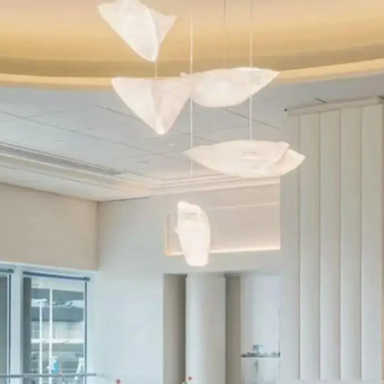 Suspension design organique blanche effet voile flottant