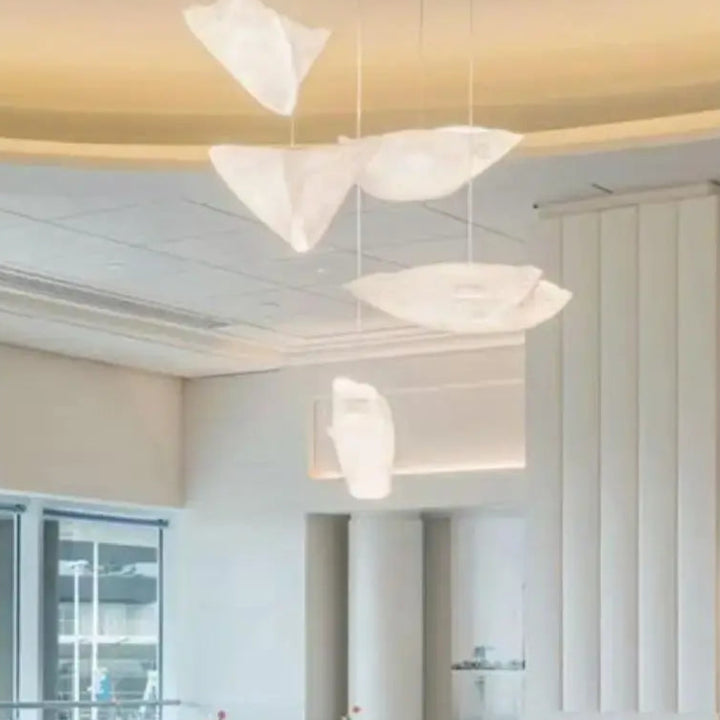 Suspension design organique blanche effet voile flottant