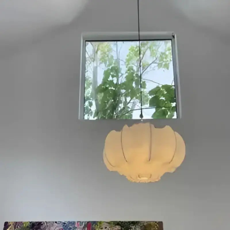 Suspension design organique blanche en tissu sculpté style contemporain