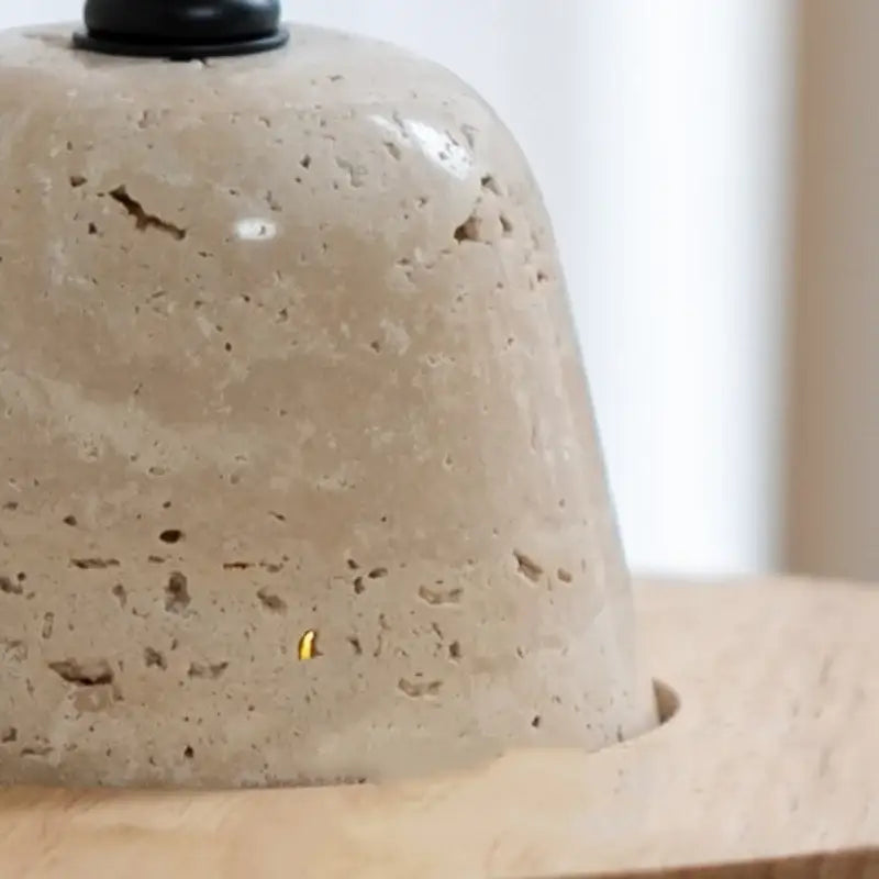 Suspension design en pierre travertin et bois clair style minimaliste