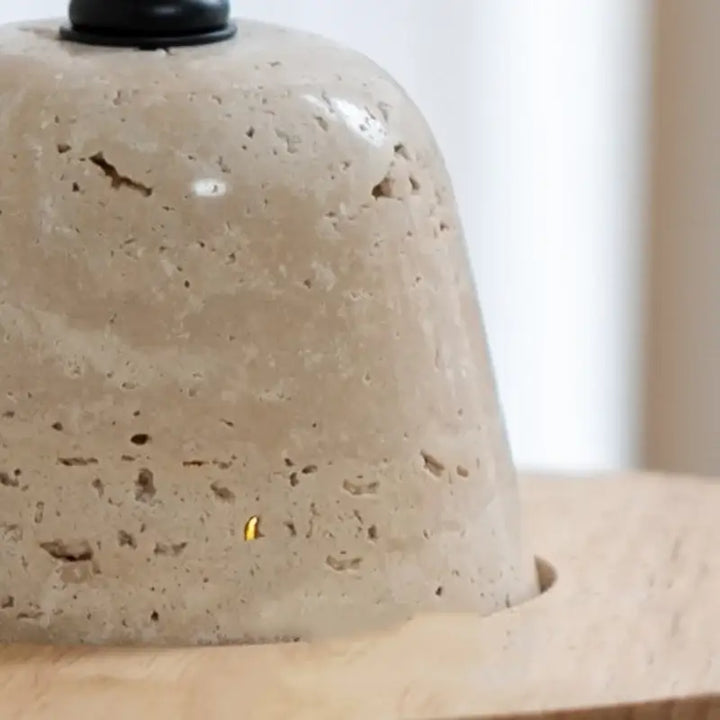 Suspension design en pierre travertin et bois clair style minimaliste