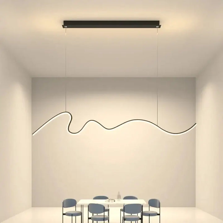 Suspension design sinueux pour intérieur minimaliste