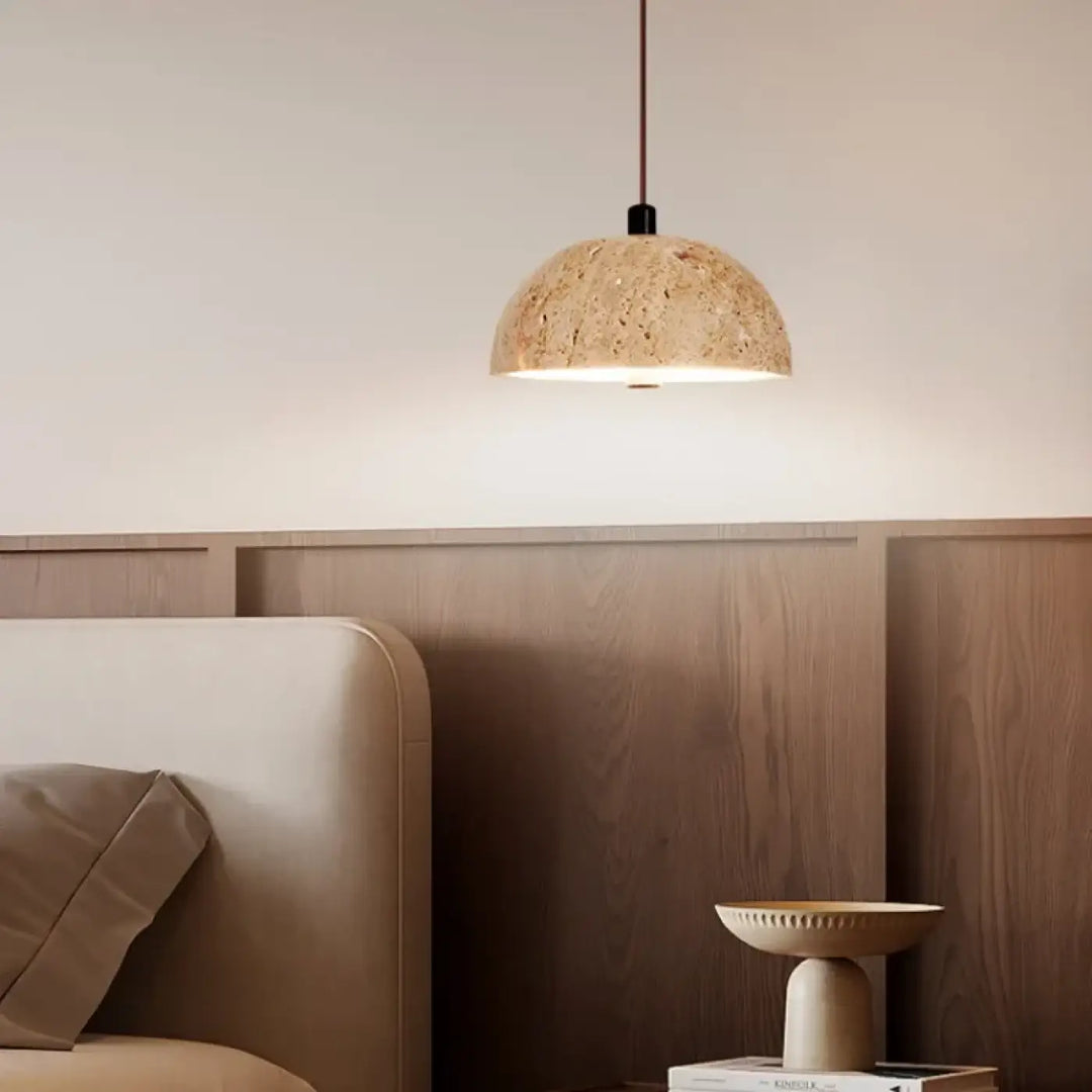 Suspension design en travertin beige forme demi sphère élégante