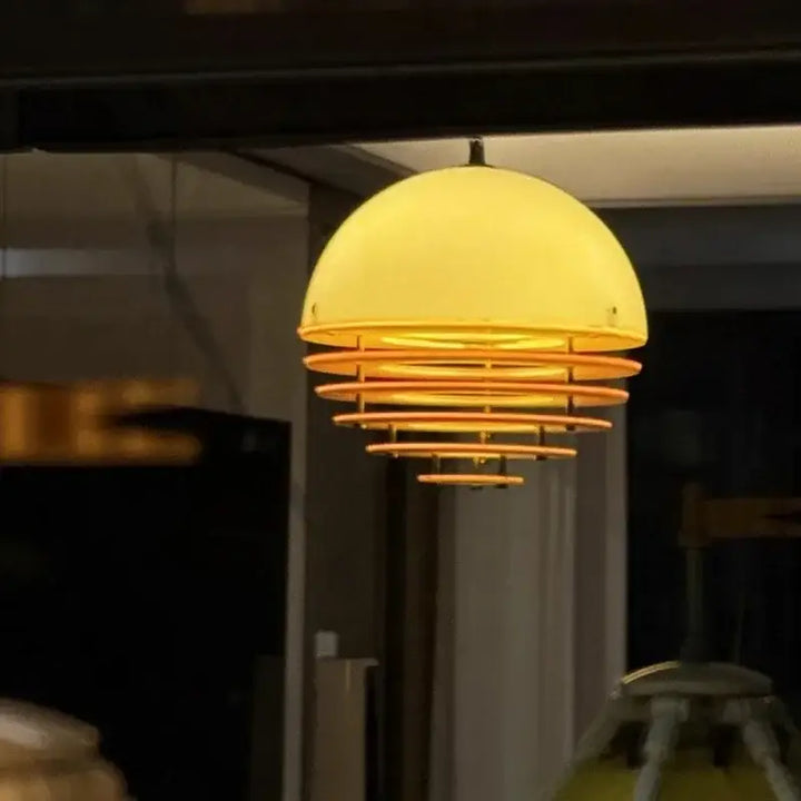Suspension design en verre jaune au style rétro à l’éclat chaleureux