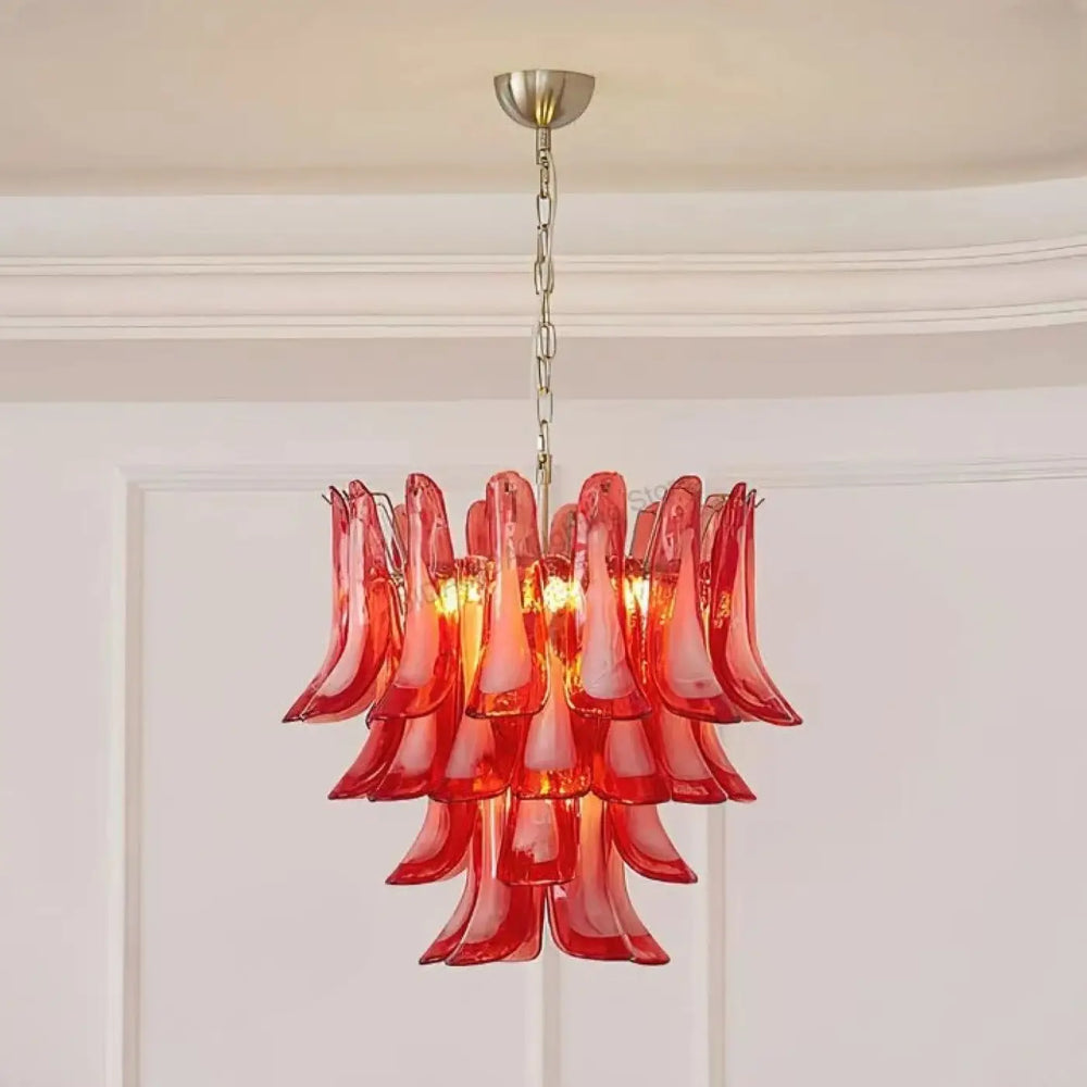 Suspension luminaire vandis en verre sculpté rouge vibrant avec effet cascade et chaîne en laiton poli