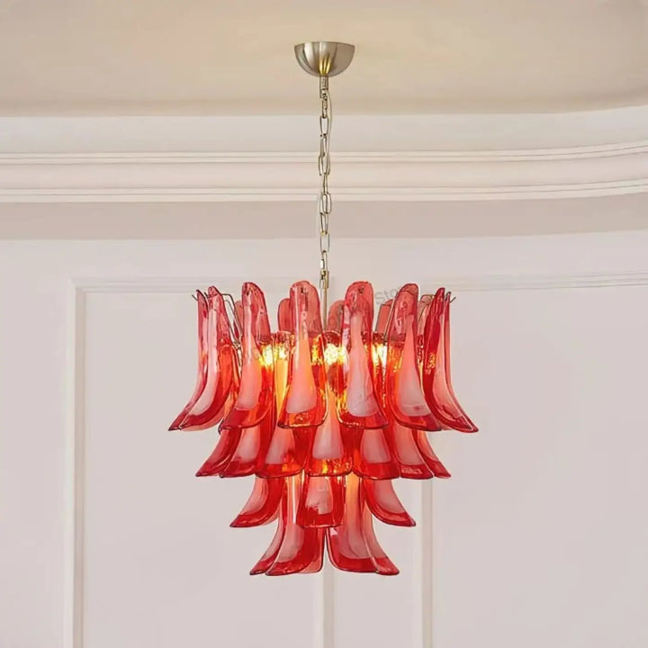 Suspension luminaire vandis en verre sculpté rouge vibrant avec effet cascade et chaîne en laiton poli