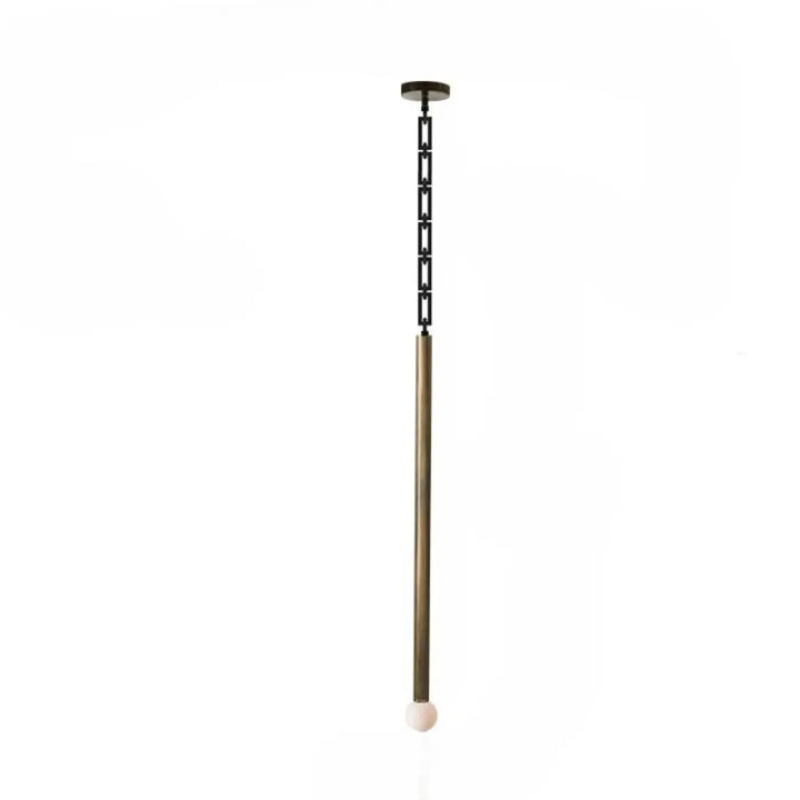 Suspension luminaire hinty avec chaîne noire tube métallique en laiton et globe lumineux rose pour suspension design verticale