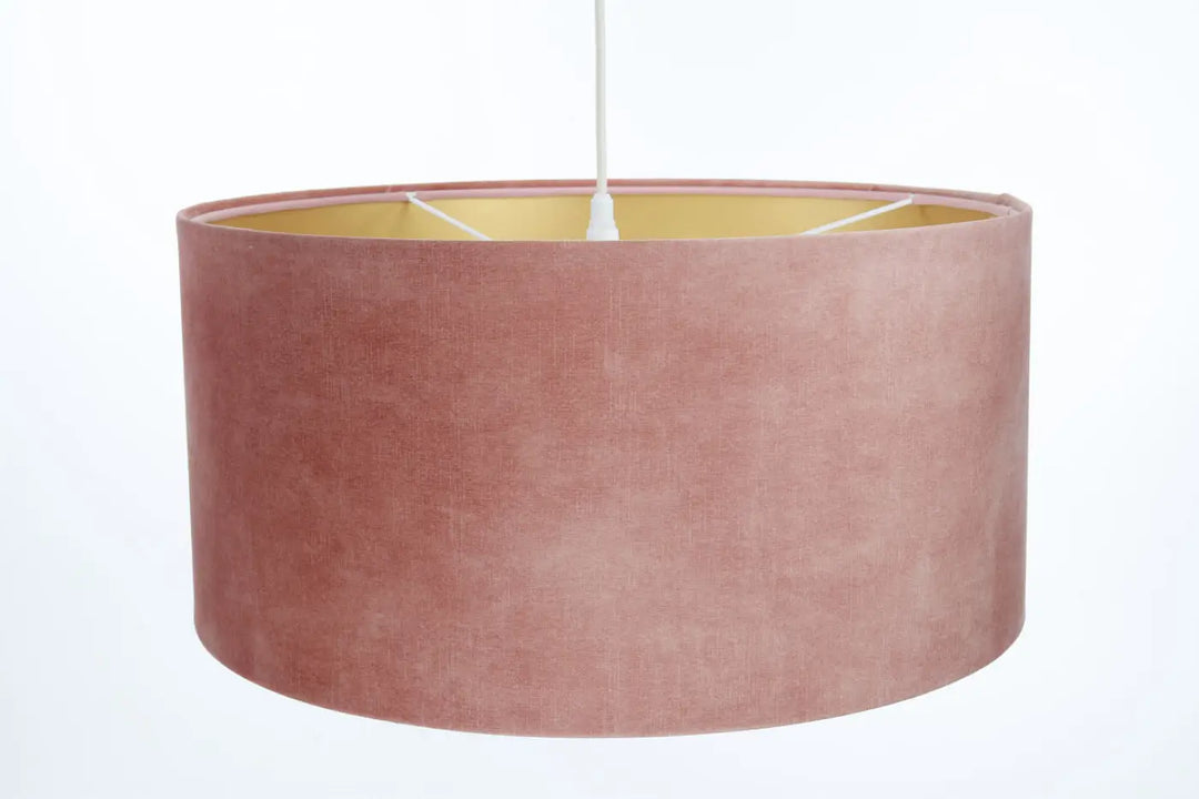 Suspension design vieux avec abat-jour textile en velours vieux rose et intérieur doré élégant avec fils blancs de soutien