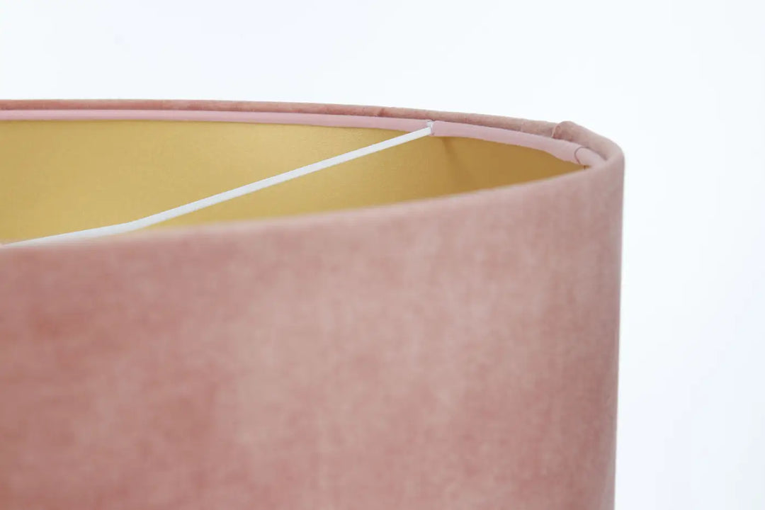 Suspension design vieux avec abat-jour textile en velours vieux rose élégant et intérieur doré visible avec fil de support blanc