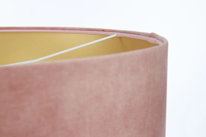 Suspension design vieux avec abat-jour textile en velours vieux rose élégant et intérieur doré visible avec fil de support blanc