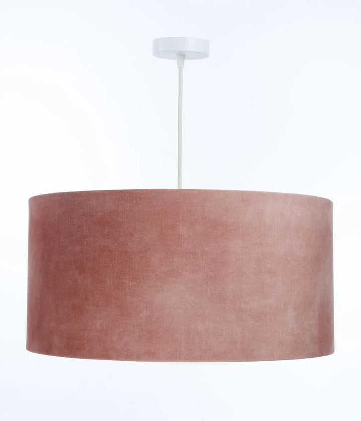 Suspension design vieux avec abat-jour textile velours vieux rose et fixation plafond blanche élégant textile