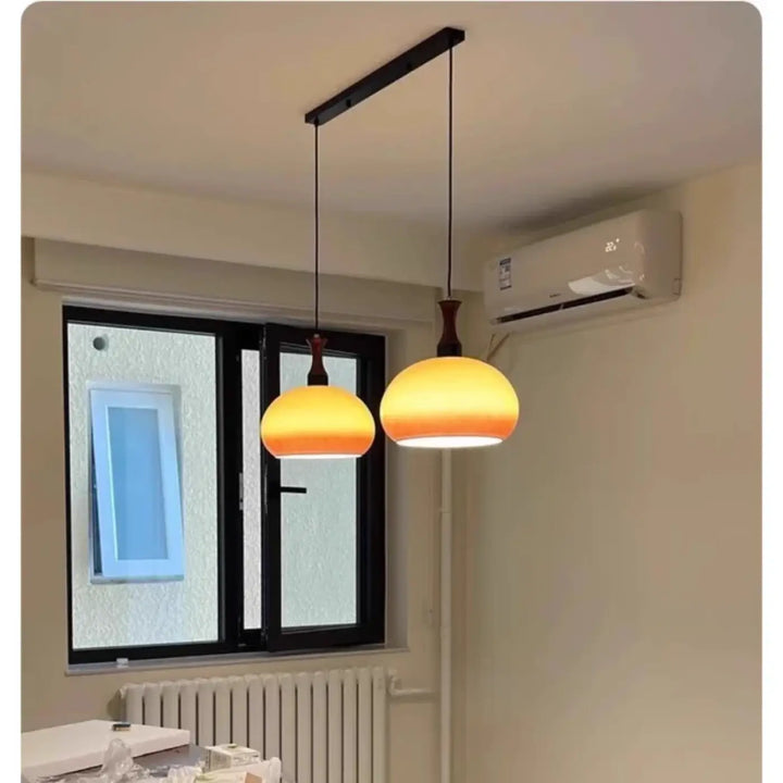 Suspension luminaire angy avec deux abat-jours en verre dégradé orange et jaune pour une décoration intérieure vintage revisité