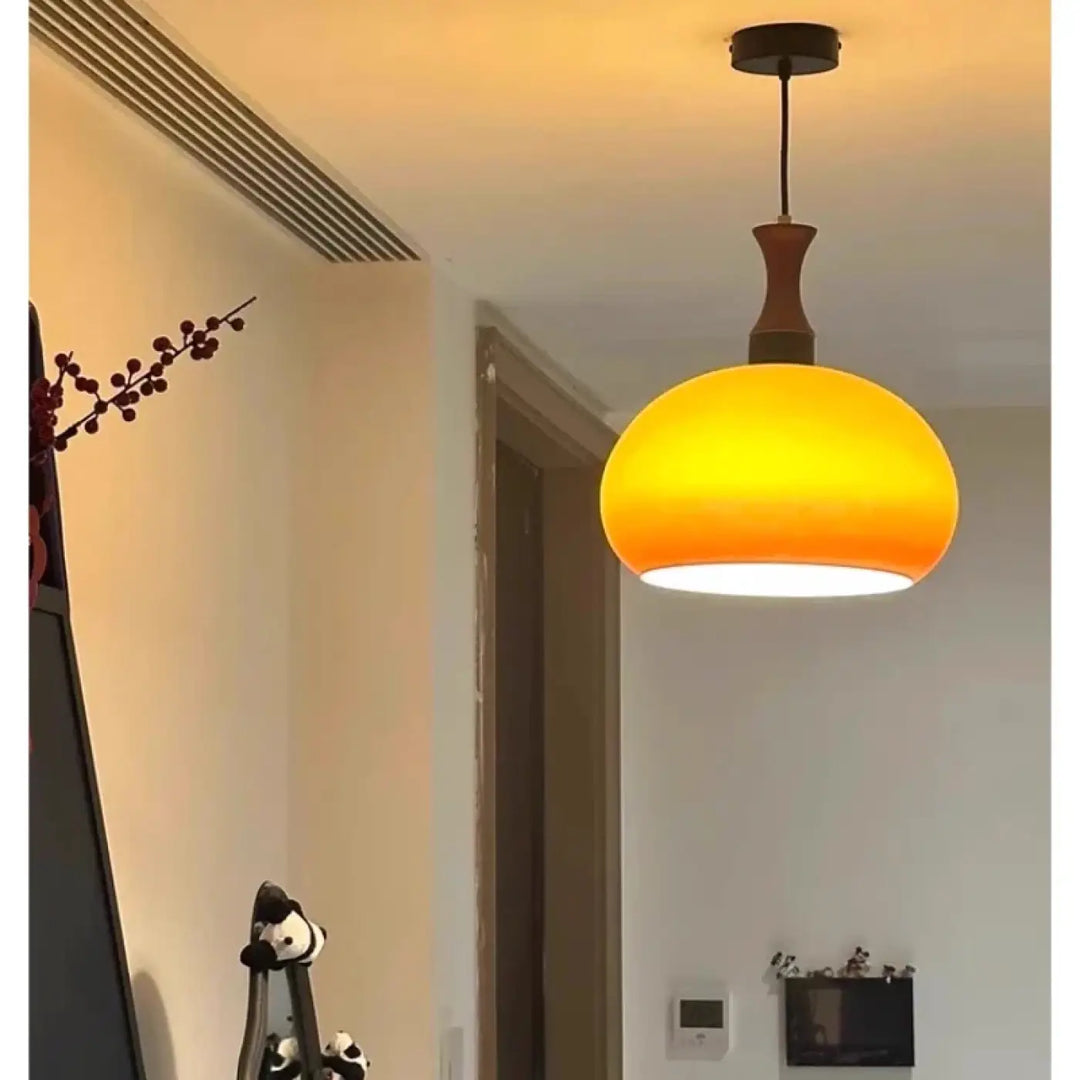Suspension luminaire angy en verre ambré avec tige en bois et fixation plafond noire pour décoration intérieure style vintage revisité