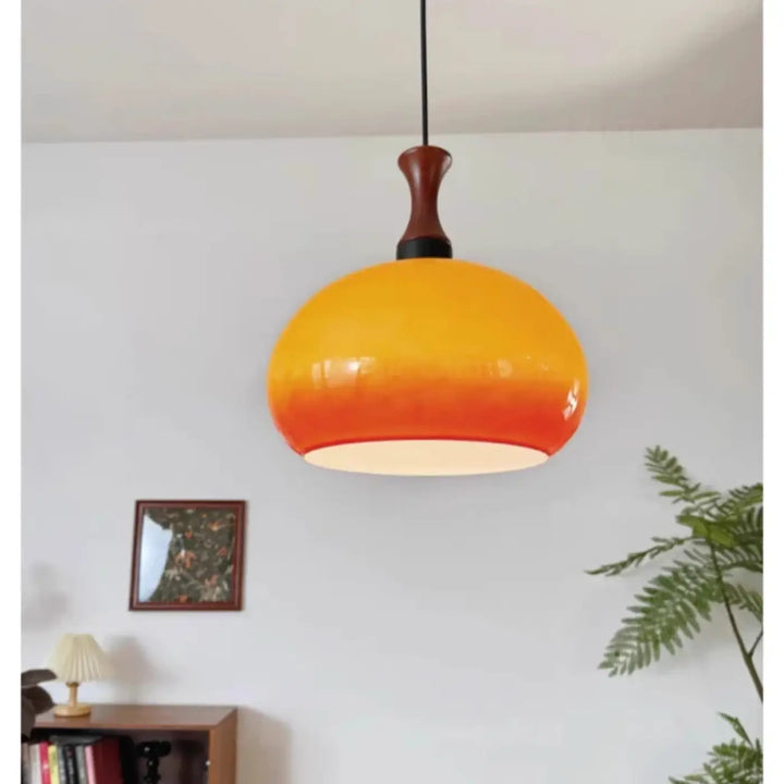 Suspension luminaire angy avec abat-jour en verre brillant dégradé orange et sommet en bois pour décoration intérieure style vintage revisité