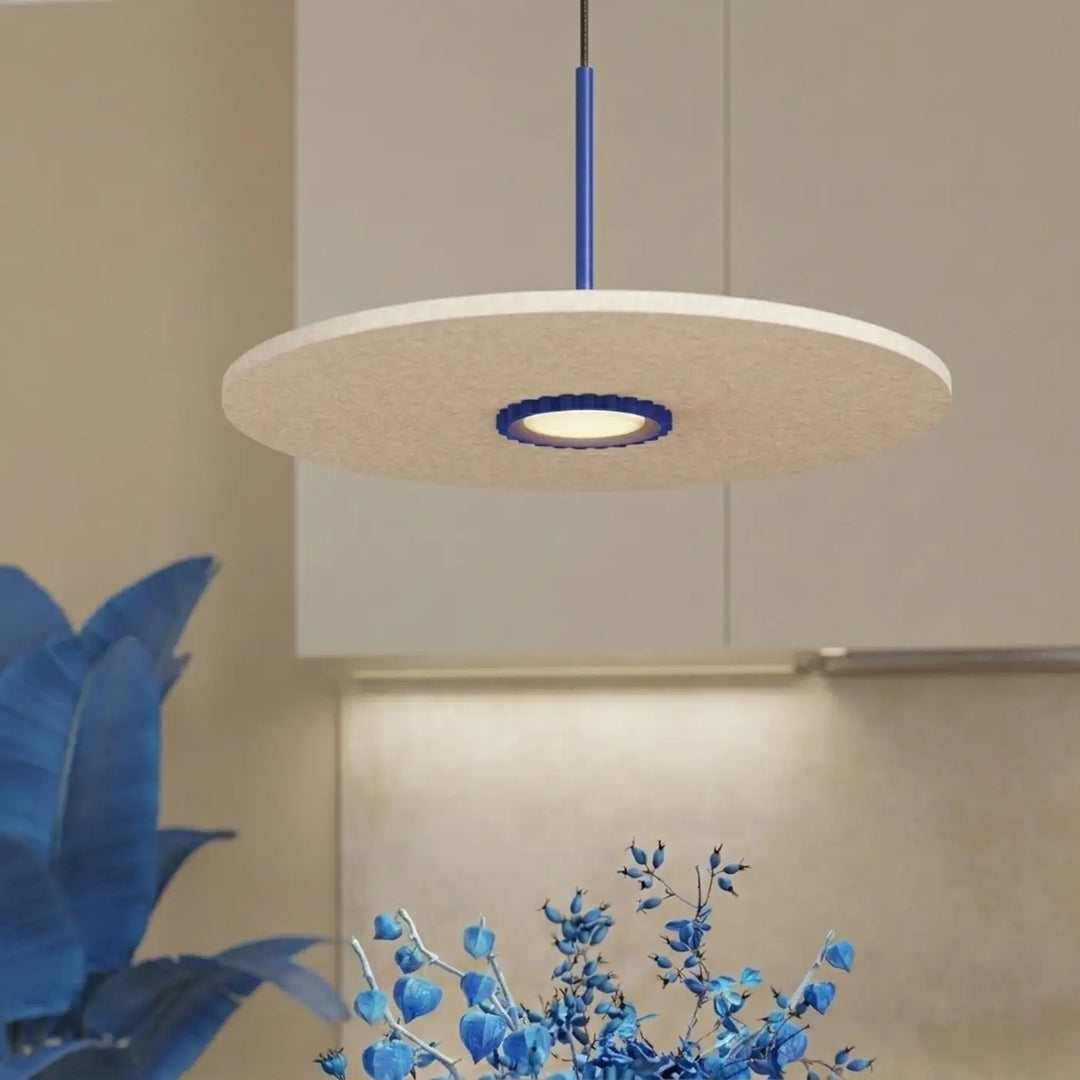 Suspension outremer/beige vue rapprochée dans son décor