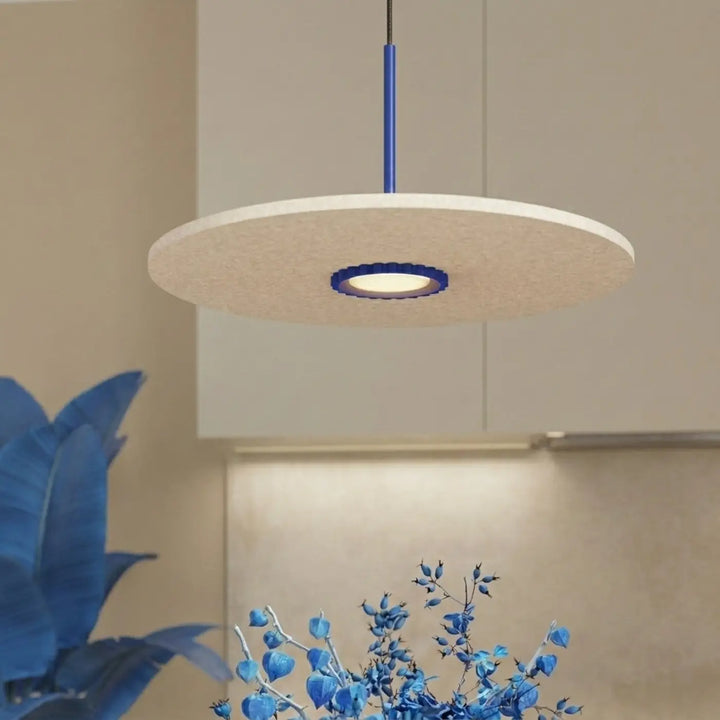 Suspension outremer/beige vue rapprochée dans son décor