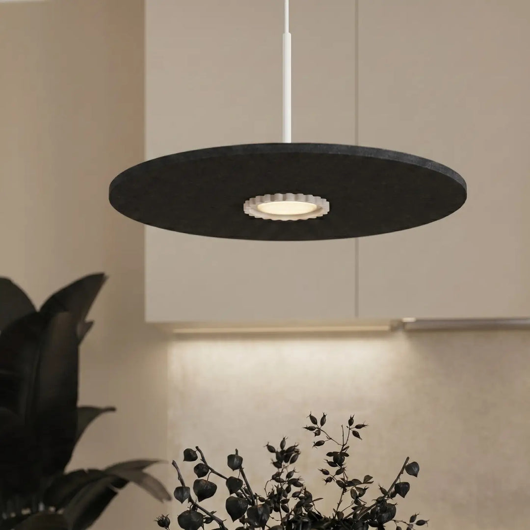 Suspension beige/noir vue rapprochée dans son décor