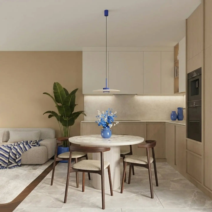 Suspension outremer/beige dans un intérieur contemporain