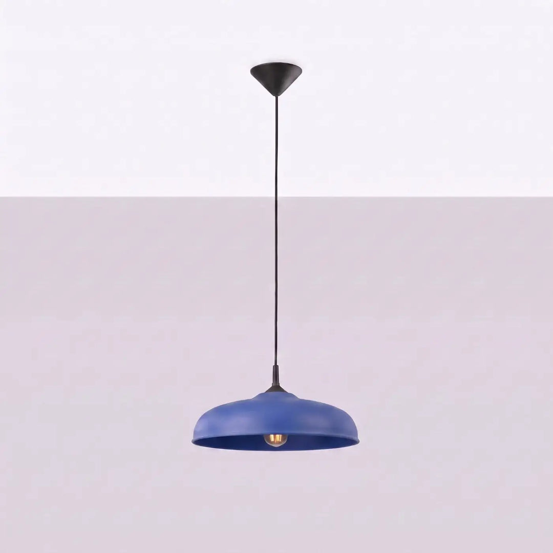 Suspension Luminaire outremer éteinte, vue rapprochée