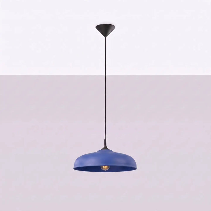 Suspension Luminaire outremer éteinte, vue rapprochée