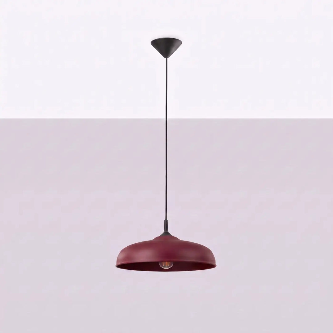 Suspension Luminaire bordeaux éteinte, vue rapprochée
