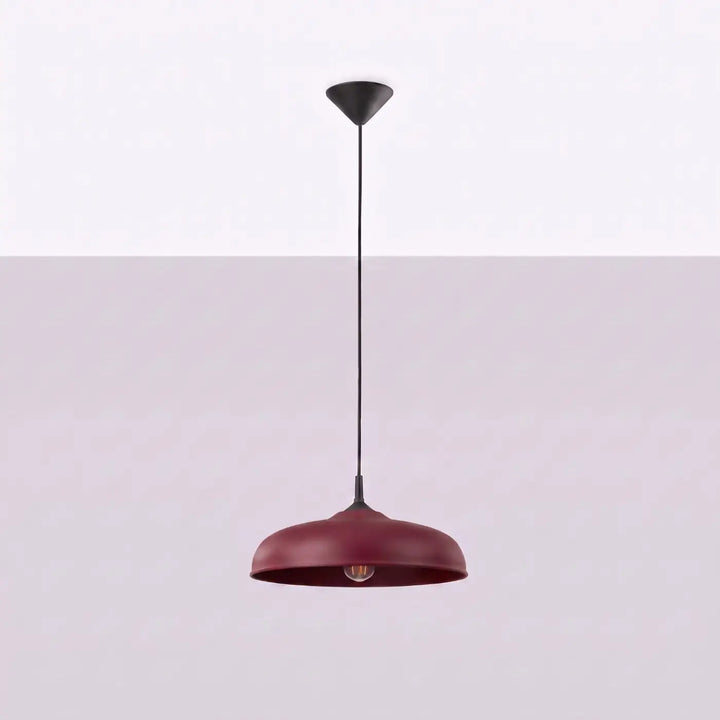 Suspension Luminaire bordeaux éteinte, vue rapprochée