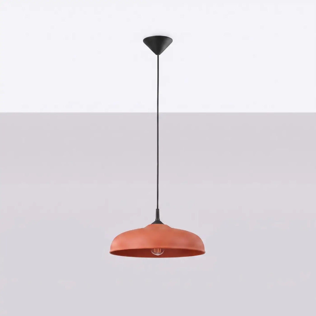 Suspension Luminaire ocre rouge éteinte, vue rapprochée