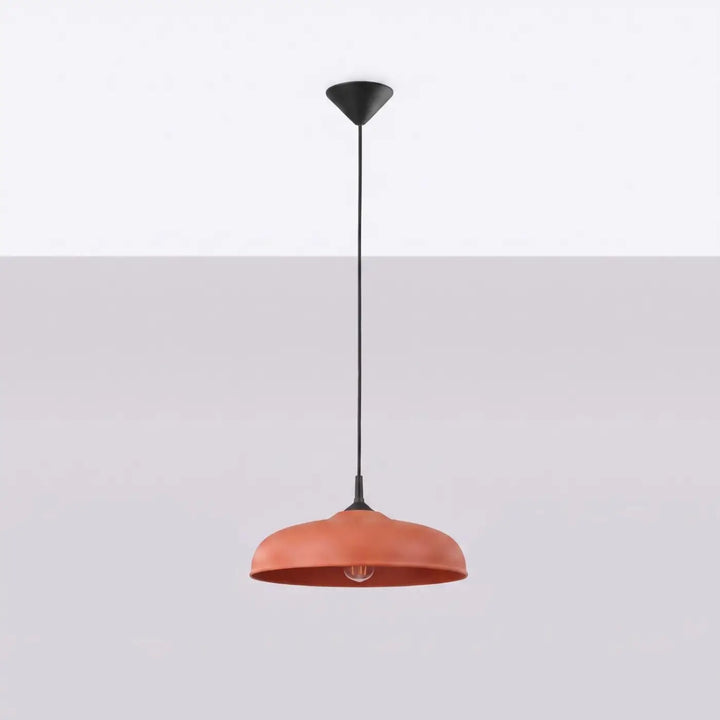 Suspension Luminaire ocre rouge éteinte, vue rapprochée