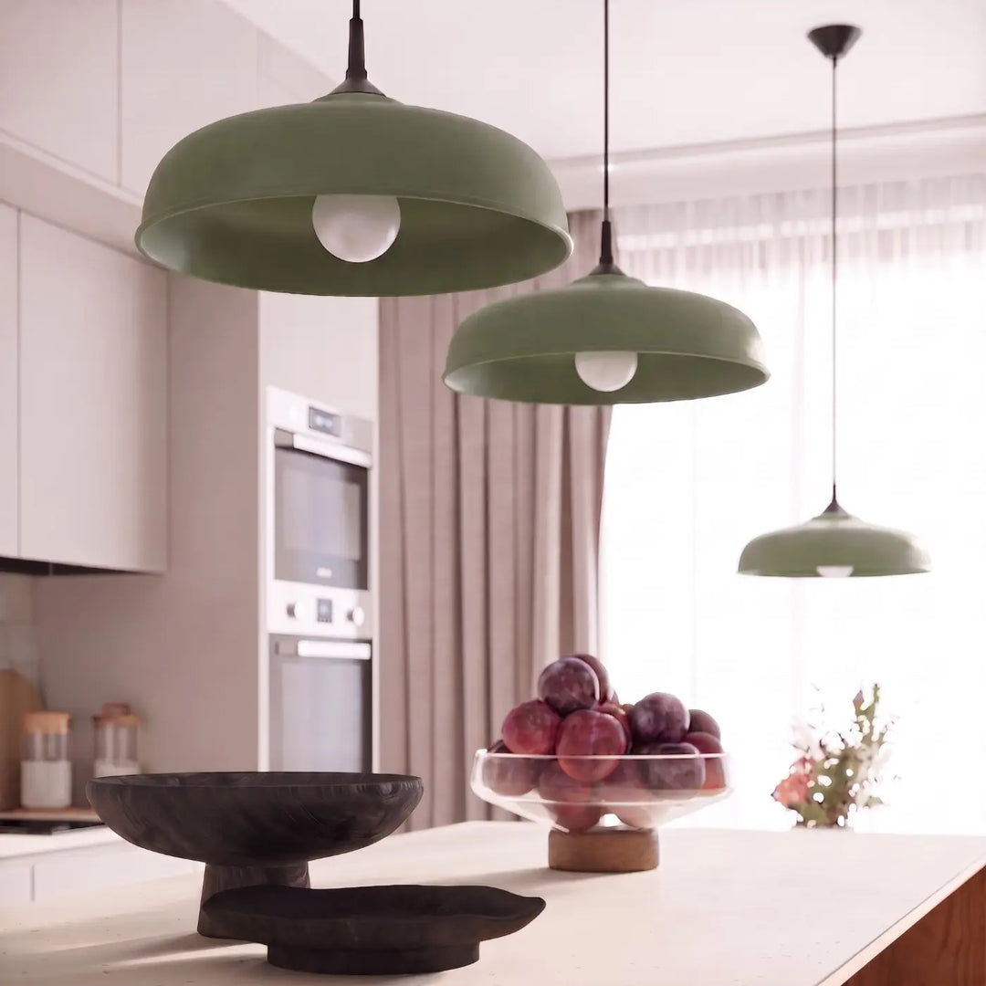 Suspension Luminaire vert olive dans un intérieur contemporain